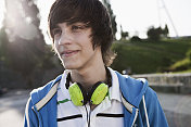 德国，柏林，一名戴着耳机的少年面带微笑