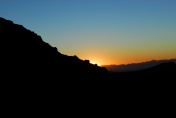 山后日出。红岩峡谷，内华达州。