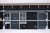金属栅栏和有雪的房子