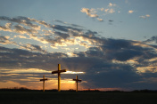 黄金十字架在黄昏与戏剧性的天空在耶稣受难日