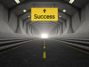 现代化的隧道和成功的黄色标志
