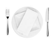 白色的盘子，餐巾，刀叉在白色的背景上