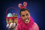 一名男子扮成疯狂的复活节兔子提供篮子