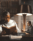 两个在图书馆学习的职业男子