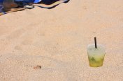 在伊比沙岛的海滩上喝一杯莫吉托