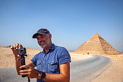微笑成熟的游客探索吉萨金字塔
