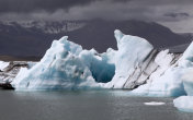 冰岛Jokulsarlon冰川泻湖中的冰山