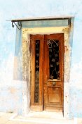 意大利布拉诺久经风雨的旧门