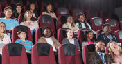 多民族家庭，朋友在电影院看电影