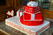 餐桌上的婚礼蛋糕-红色