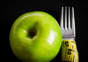 苹果、叉子和卷尺象征着健康的生活方式