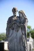 在墓地里，圣母玛利亚・约瑟抱着婴儿耶稣雕像