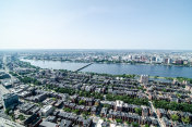 从上面俯瞰波士顿查尔斯河和住宅区