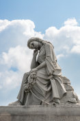 公共公墓雕像的一个女人靠在她的手，Cloudscape背后