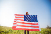 妇女挥舞美国国旗