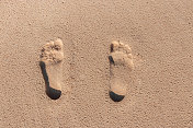 脚印在沙地上
