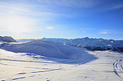 山顶的高山景观。意大利阿尔卑斯山滑雪场。航道Tonale。意大利、欧洲。