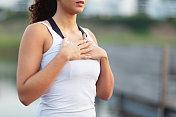 呼吸练习:双手放在胸前感受呼吸