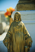 墓地中的圣母玛利亚无玷之胎雕像