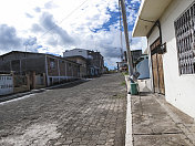 位于Galápagos群岛的San Cristóbal岛上的Puerto Baquerizo Moreno街道