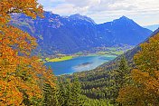 金秋时节，奥地利的阿钦湖和泰洛卡温德尔阿尔卑斯山