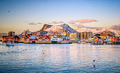 挪威北部罗浮敦群岛斯沃瓦尔冬季日出全景图
