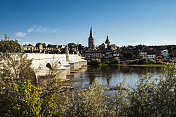 法国勃艮第卢瓦尔河上的马车