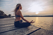 一个在湖边练习瑜伽的女人