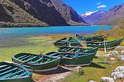 秘鲁安第斯山脉的兰加努科湖和休闲船