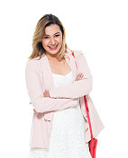 漂亮的拉丁裔女性穿着粉色外套和白色裙子