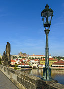 圣维塔斯大教堂和捷克共和国查尔斯桥上的布拉格城市天际线