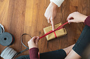 一个十几岁的女孩正在包装圣诞礼物