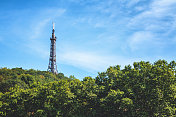 著名的里昂市通信天线纪念碑金属塔在Fourviere山上