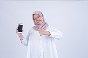 亚洲穆斯林女性使用黑屏智能手机