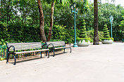 热带公园的长椅