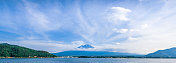 富士山日本火山在夏季的一天与蓝天全景