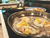 早餐食物在炉子上煎蛋和煎饼