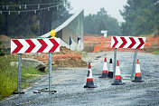 道路工程，前方危险警告，箭头符号，交通锥。