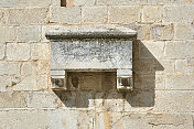 赫罗纳大教堂外墙的坟墓