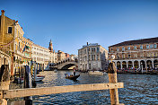 海鸥站在威尼斯大运河上