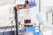 研究人员测量红酒的pH值和总酸度