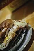 大汉堡-鸡蛋和奶酪早餐三明治-垃圾食品