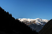 雪山后面的森林和小山