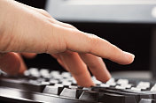 女人用右手在电脑键盘上打字