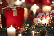 圣诞节日装饰品，蜡烛，礼物摆在桌上。