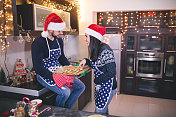幸福的夫妇在烤圣诞饼干
