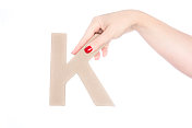 她的右手拿着字母K
