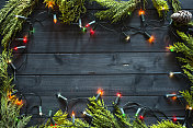 木制背景上的圣诞灯