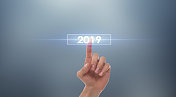 人类的手在视觉屏幕上触摸旧年或2019年