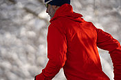 冬季跑步运动细节男子在雪中慢跑